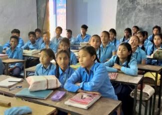 तपती कक्षाएँ और संवेदनहीन व्यवस्था:क्या बच्चों और शिक्षकों को गर्मी नहीं लगती? तपती कक्षाएँ और संवेदनहीन व्यवस्था:क्या बच्चों और शिक्षकों को गर्मी नहीं लगती?