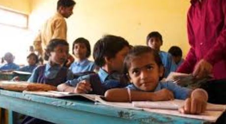 अंकों की चमक में दबता बचपन और शिक्षा का असली उद्देश्य