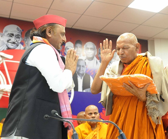अखिलेश का संदेश:बौद्ध भिक्षुओं से समर्थन की उम्मीद