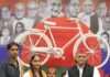 अखिलेश यादव ने बोर्ड टॉपर्स को लैपटॉप देकर किया सम्मानित अखिलेश यादव ने बोर्ड टॉपर्स को लैपटॉप देकर किया सम्मानित