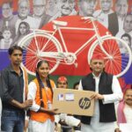 अखिलेश यादव ने बोर्ड टॉपर्स को लैपटॉप देकर किया सम्मानित अखिलेश यादव ने बोर्ड टॉपर्स को लैपटॉप देकर किया सम्मानित