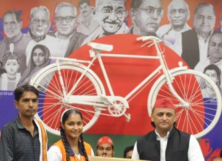 अखिलेश यादव ने बोर्ड टॉपर्स को लैपटॉप देकर किया सम्मानित अखिलेश यादव ने बोर्ड टॉपर्स को लैपटॉप देकर किया सम्मानित