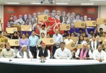 अखिलेश यादव ने मेधावी छात्राओं को किया सम्मानित,दिया लैपटॉप अखिलेश यादव ने मेधावी छात्राओं को किया सम्मानित,दिया लैपटॉप