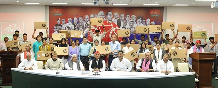 अखिलेश यादव ने मेधावी छात्राओं को किया सम्मानित,दिया लैपटॉप