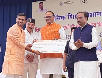 उप मुख्यमंत्री बृजेश पाठक ने शिक्षामित्रों को सम्मानित किया