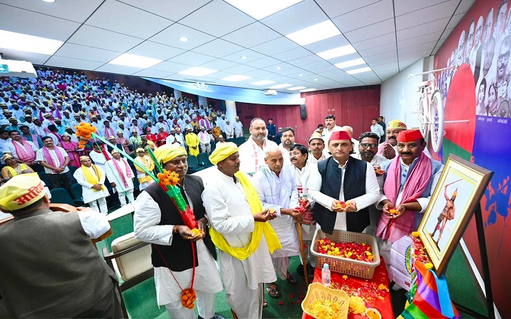 भाजपा सरकार ने आदिवासियों का हक छीना: अखिलेश यादव
