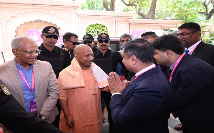 बेंगलुरु रोड शो में चमका यूपी मॉडल