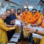 ढोल-नगाड़ों के साथ व्यापारियों ने किया नामांकन ढोल-नगाड़ों के साथ व्यापारियों ने किया नामांकन