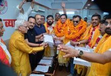 ढोल-नगाड़ों के साथ व्यापारियों ने किया नामांकन ढोल-नगाड़ों के साथ व्यापारियों ने किया नामांकन