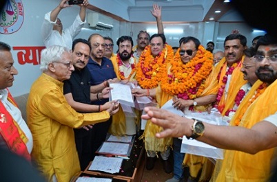 Photo of ढोल-नगाड़ों के साथ व्यापारियों ने किया नामांकन
