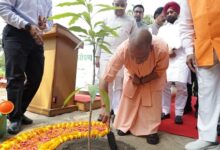 Photo of योगी ने अपने आवास पर लगाया ‘एक पेड़ मां के नाम’