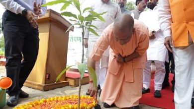 Photo of योगी ने अपने आवास पर लगाया ‘एक पेड़ मां के नाम’