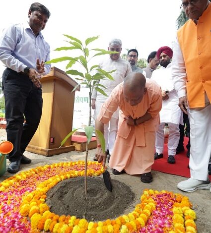 योगी ने अपने आवास पर लगाया ‘एक पेड़ मां के नाम’