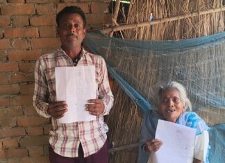 80 वर्षीय बुजुर्ग महिला न्याय के लिए मजबूर 80 वर्षीय बुजुर्ग महिला न्याय के लिए मजबूर