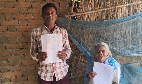 80 वर्षीय बुजुर्ग महिला न्याय के लिए मजबूर 80 वर्षीय बुजुर्ग महिला न्याय के लिए मजबूर