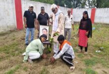 Photo of अखिलेश यादव की लंबी उम्र के लिए कार्यकर्ताओं ने लगाए छायादार पौधे