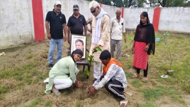 Photo of अखिलेश यादव की लंबी उम्र के लिए कार्यकर्ताओं ने लगाए छायादार पौधे