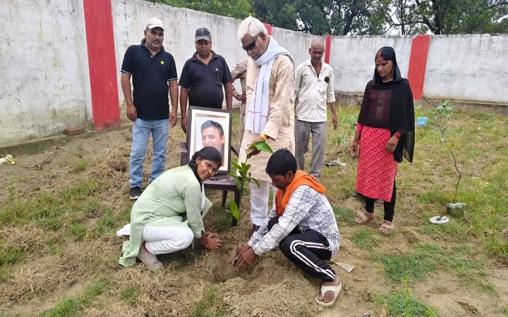 अखिलेश यादव की लंबी उम्र के लिए कार्यकर्ताओं ने लगाए छायादार पौधे