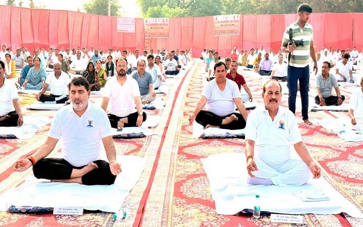 जेल में कैदियों संग अधिकारियों ने किया योगाभ्यास