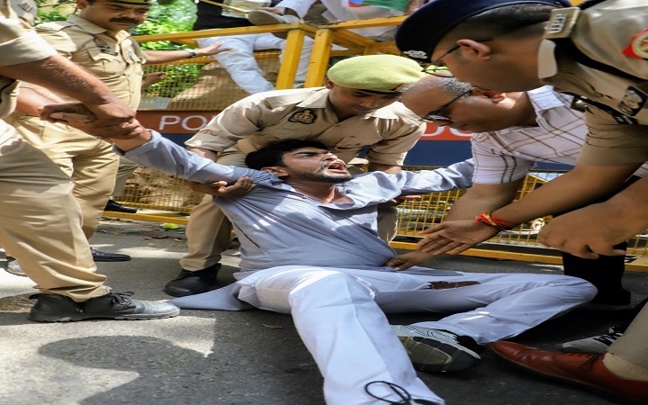 पेपर लीक मुद्दे पर सड़कों पर उतरे एनएसयूआई कार्यकर्ता