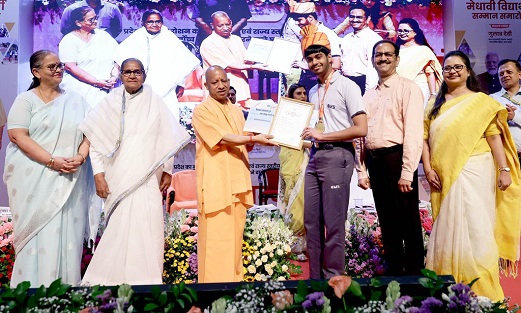 मुख्यमंत्री ने हाईस्कूल एवं इण्टरमीडिएट के मेधावी छात्र-छात्राओं को किया सम्मानित मुख्यमंत्री ने हाईस्कूल एवं इण्टरमीडिएट के मेधावी छात्र-छात्राओं को किया सम्मानित
