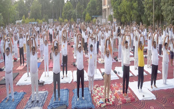 योग से गूंज उठा आशियाना का मल्टी एक्टिविटी सेंटर