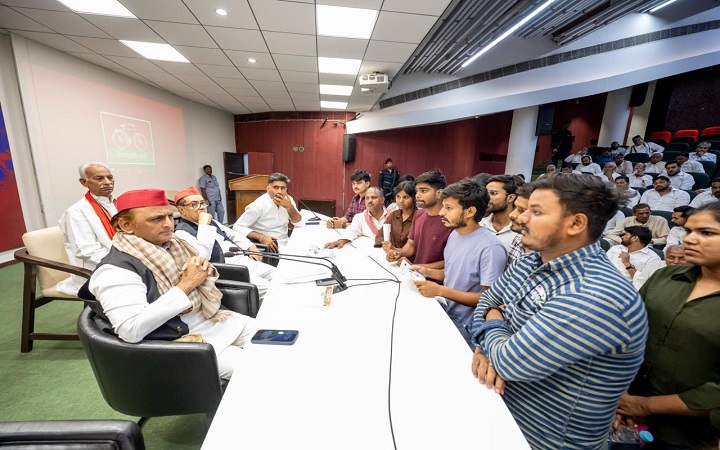 लोकतांत्रिक मूल्यों को नष्ट कर रही भाजपा: अखिलेश यादव