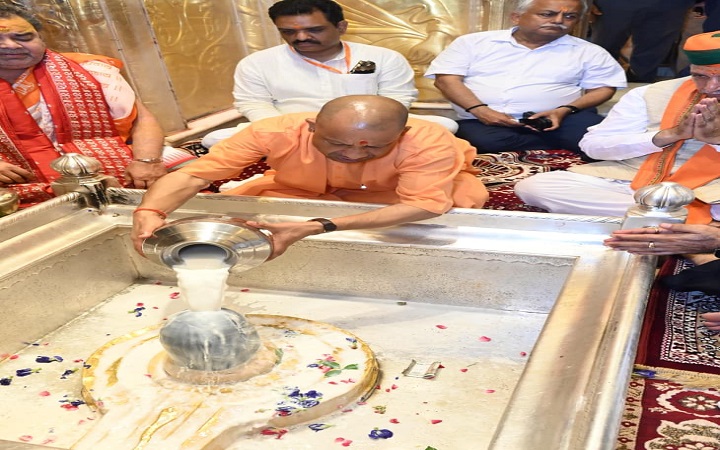 मुख्यमंत्री ने गुरु पूर्णिमा पर किया बाबा विश्वनाथ का दर्शन