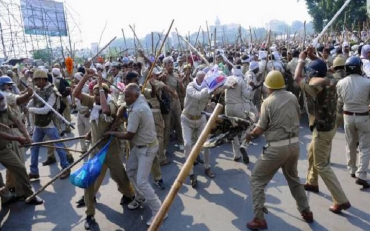 कहां चला गया पुलिस के हाथों में लहराने वाला डंडा?