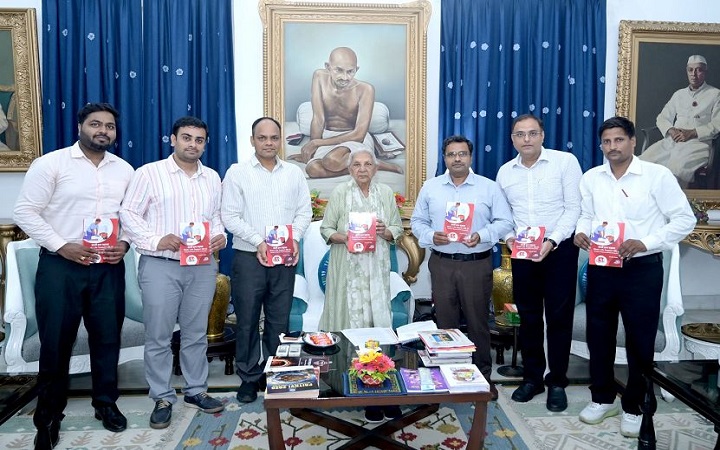 राज्यपाल ने "साथी हाथ बढ़ाना" पुस्तक का किया विमोचन