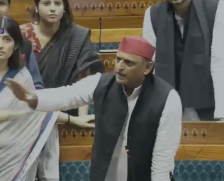 पेपर लीक पर संसद में गरजे अखिलेश यादव