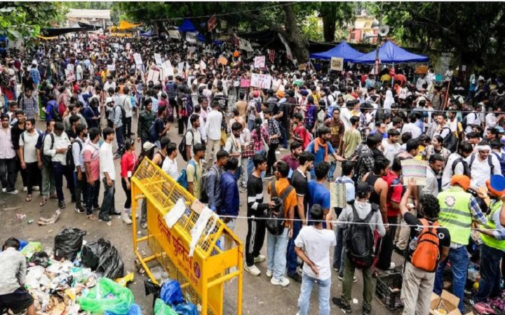 जनता और जनप्रतिनिधियों के बीच बढ़ती दूरी लोकतंत्र के लिए चुनौती