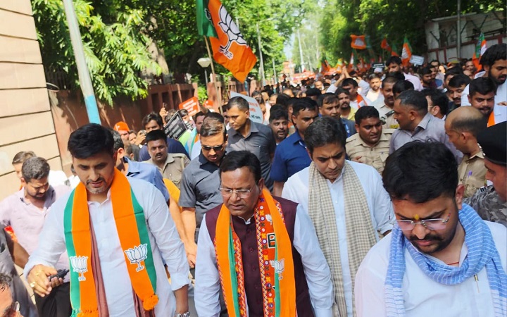 PM आवास विवाद पर BJP का शक्ति प्रदर्शन, राहुल गांधी के विरोध में लखनऊ की सड़कों पर उतरे कार्यकर्ता