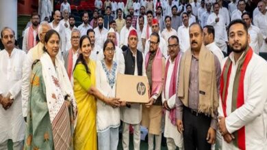 Photo of अखिलेश यादव ने गोरखपुर की दो मेधावी छात्राओं को लैपटॉप देकर किया सम्मानित