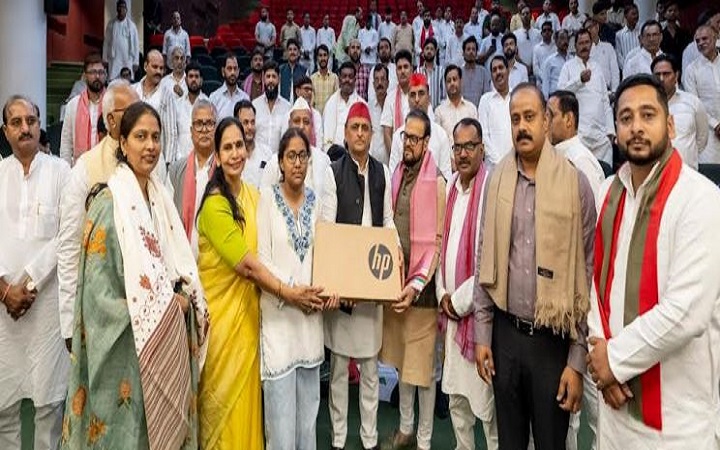 अखिलेश यादव ने गोरखपुर की दो मेधावी छात्राओं को लैपटॉप देकर किया सम्मानित