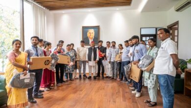 Photo of गोरखपुर टॉपर्स को अखिलेश यादव ने दिया लैपटॉप