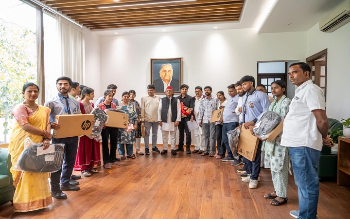 गोरखपुर टॉपर्स को अखिलेश यादव ने दिया लैपटॉप