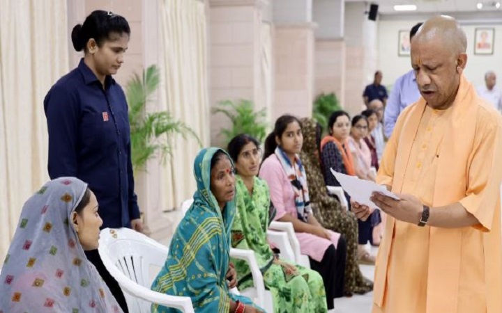 पारिवारिक विवाद में योगी ने दी मर्यादा और संवाद की सीख