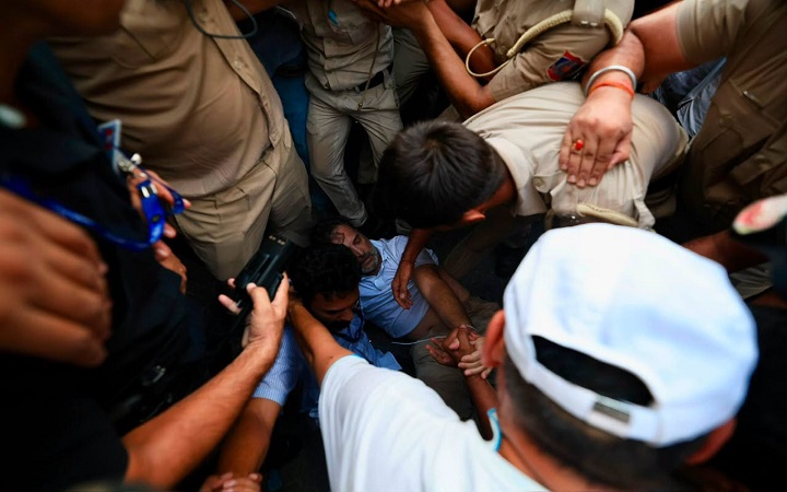 PM आवास के बाहर राहुल-प्रियंका डिटेन, अखिलेश को पुलिस ने हटाया