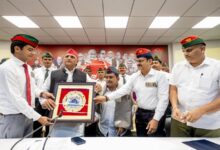 Photo of अखिलेश ने लांस नायक राम भुवाल को शाल ओढ़ाकर किया सम्मानित