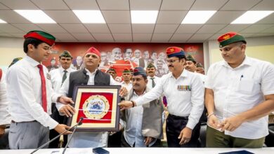 Photo of अखिलेश ने लांस नायक राम भुवाल को शाल ओढ़ाकर किया सम्मानित