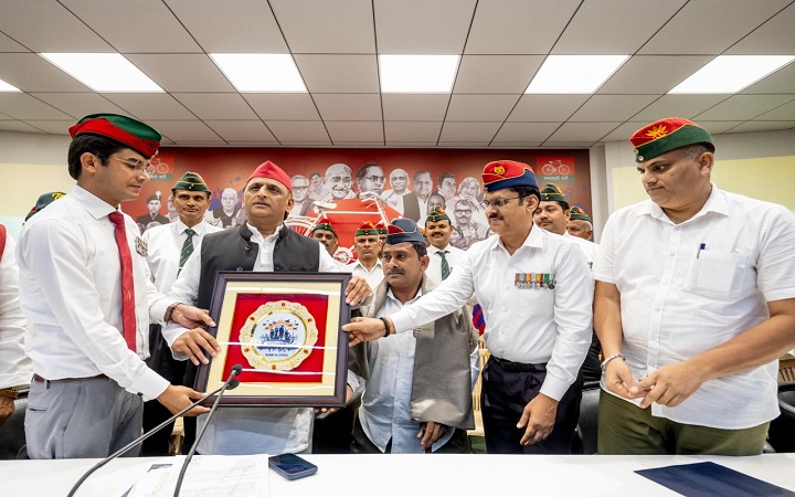 अखिलेश ने लांस नायक राम भुवाल को शाल ओढ़ाकर किया सम्मानित