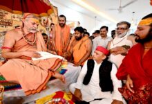Photo of अखिलेश ने शंकराचार्य अविमुक्तेश्वरानंद से की शिष्टाचार भेंट