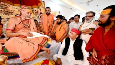 Photo of अखिलेश ने शंकराचार्य अविमुक्तेश्वरानंद से की शिष्टाचार भेंट