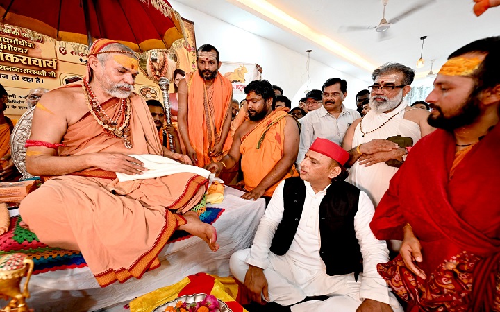 अखिलेश ने शंकराचार्य अविमुक्तेश्वरानंद से की शिष्टाचार भेंट