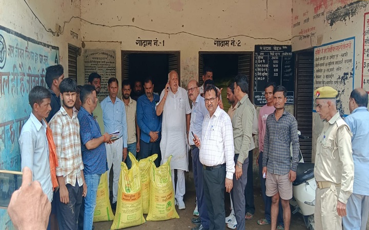 कृषि मंत्री ने उर्वरक बिक्री केन्द्रों का किया औचक निरीक्षण