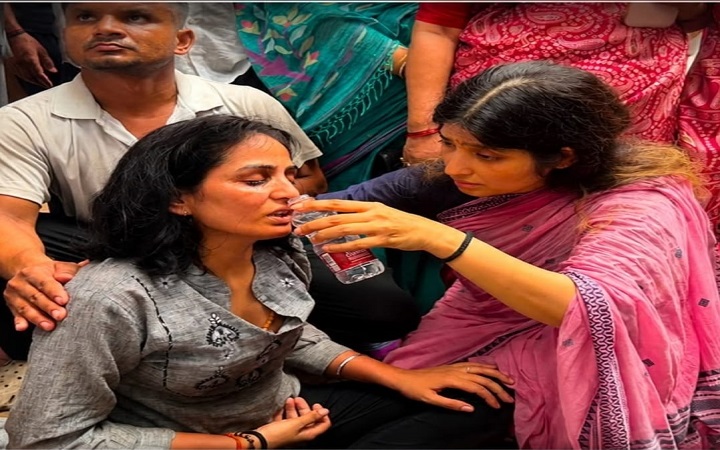 डिंपल यादव की गिरफ्तारी से गरमाई सियासत!