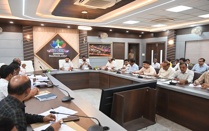 पंचायती राज से खाद्य विभाग तक,विकास कार्यों पर जिलाधिकारी की पैनी नजर