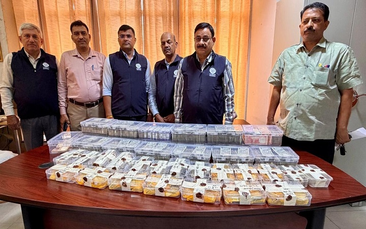 यूपी में रिटायर्ड ARTO के घर विजिलेंस का छापा, बरामदगी देख आप होंगे हैरान
