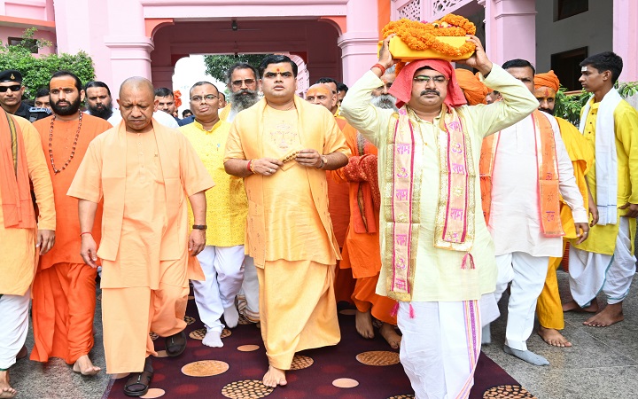 योगी ने दिया गोरखपुर से सनातन का संदेश
